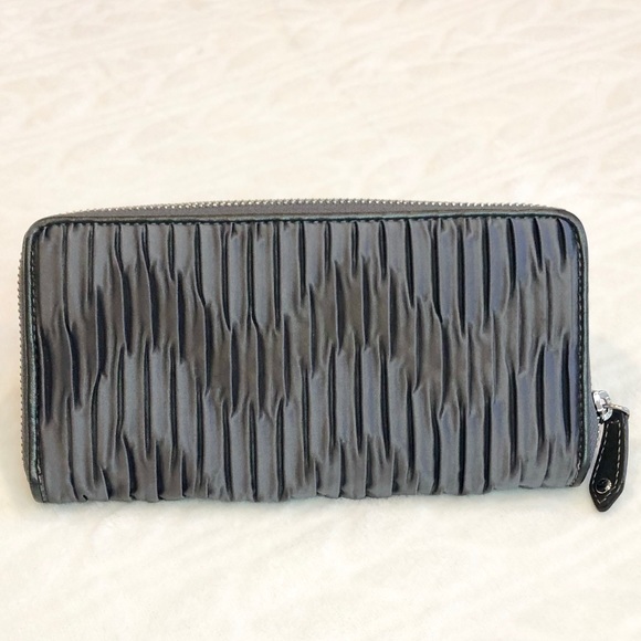 💴 Authentic Coach Gray Satin Zip Around Wallet - Picture 2 of 9